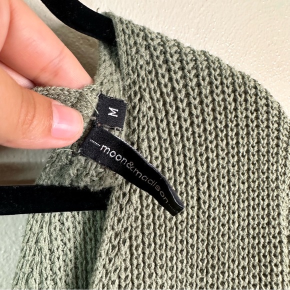 Moon & Madison Green Open V Neck Sweater Size Medium - Picture 5 of 7